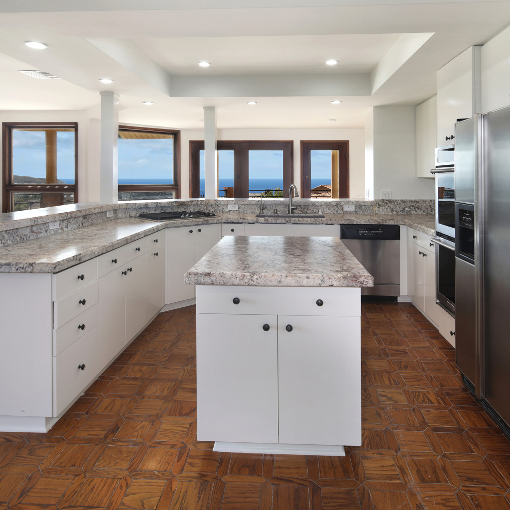 Большая светлая кухня с мраморными столешницами