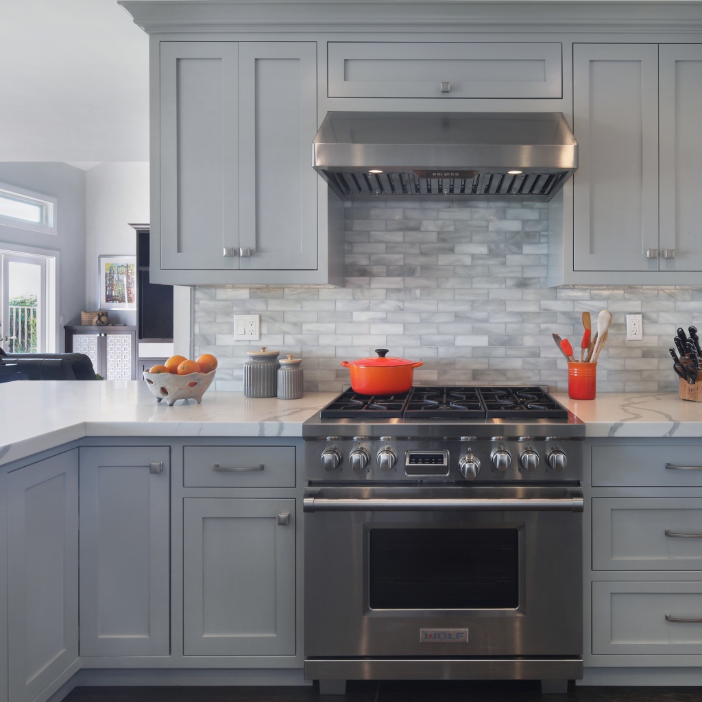 Большая газовая плита в серой кухне 