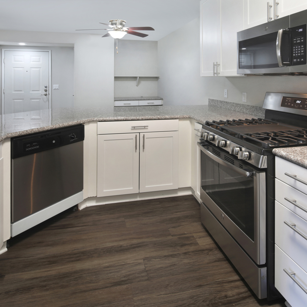 Большая кухня в серых тонах с большой плитой