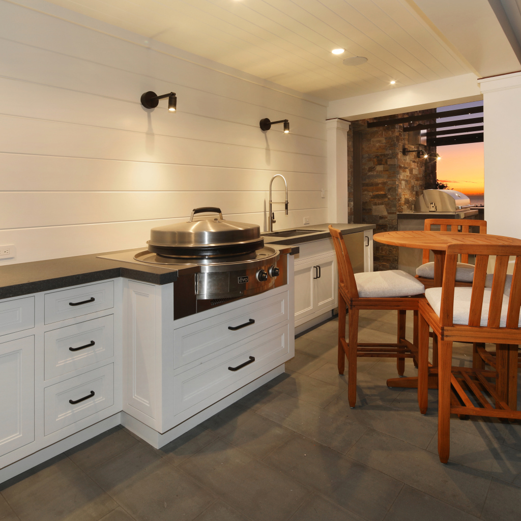 Большая кухня с деревянным столом и видом на море