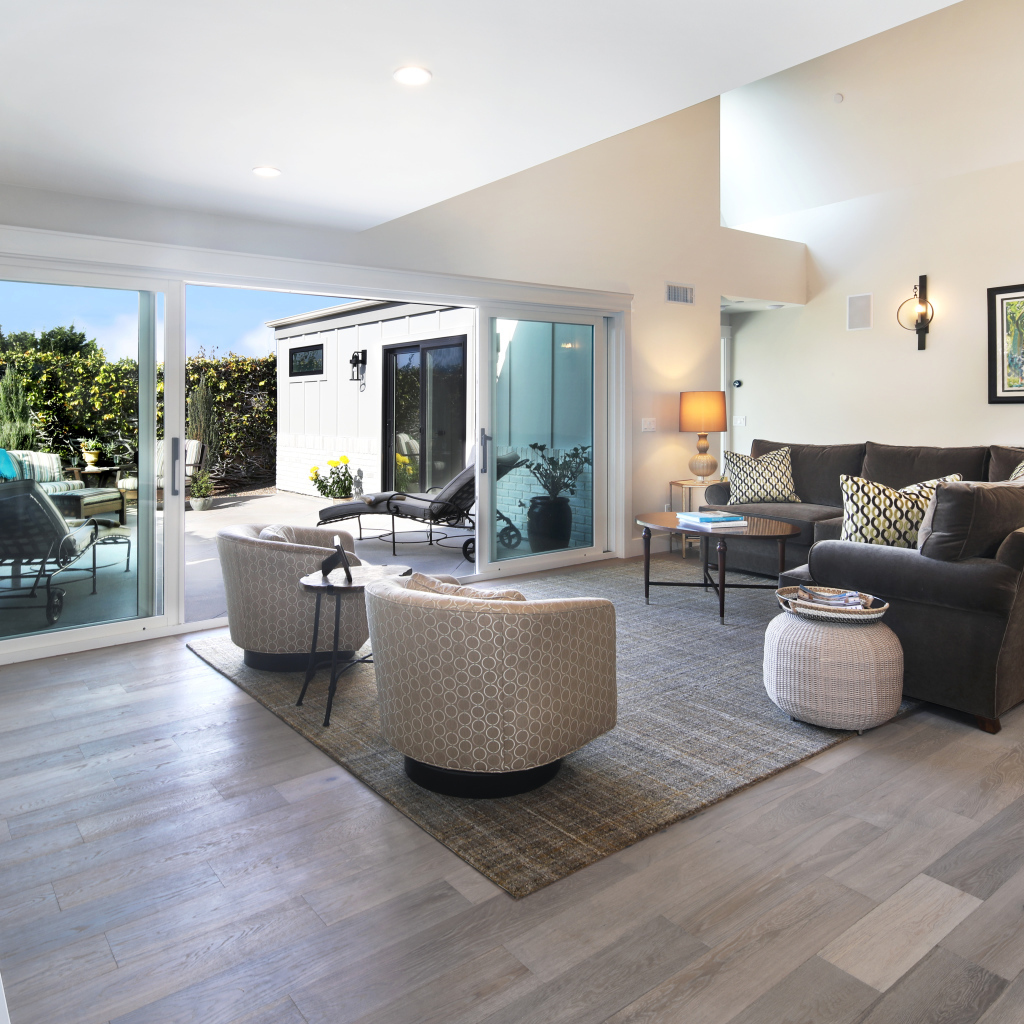 Большая гостиная комната с выходом в сад 