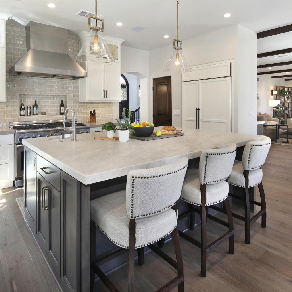 Большой мраморный стол в кухне 