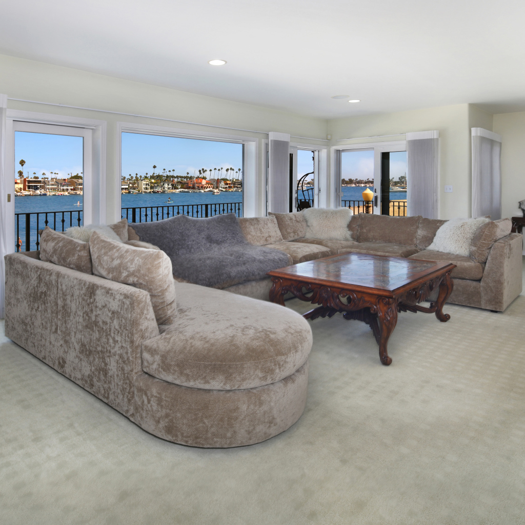 Большой диван и стол в просторной гостиной 