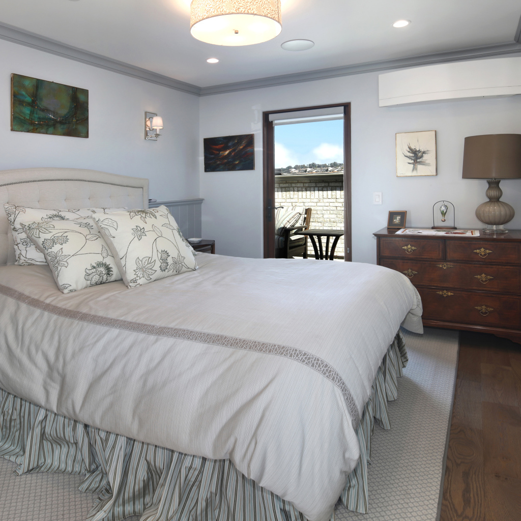 Большая мягкая кровать в спальной комнате