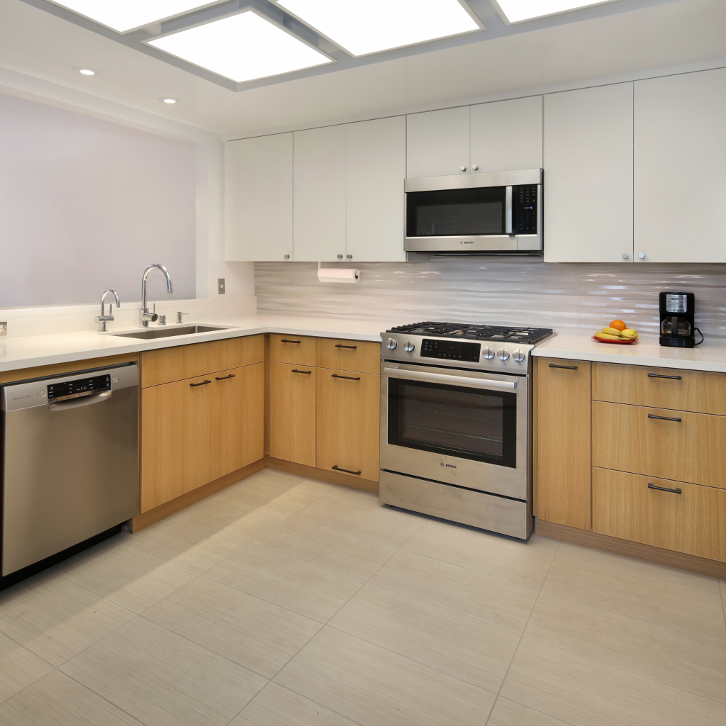 Большая просторная кухня с холодильником