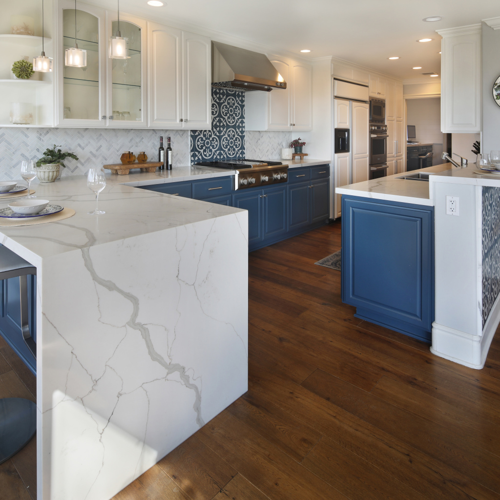 Большая стильная кухня с паркетным полом