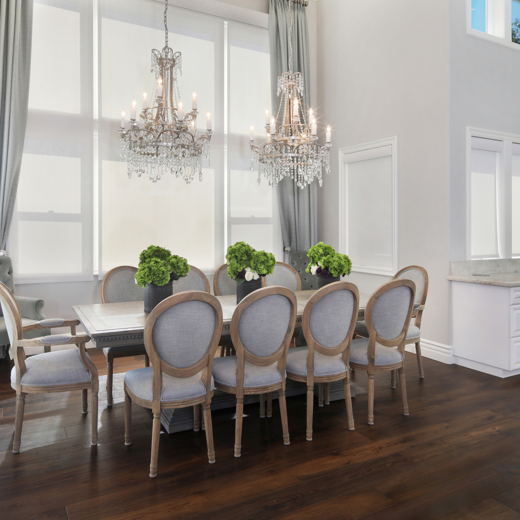 Большой стол в гостиной с красивыми люстрами