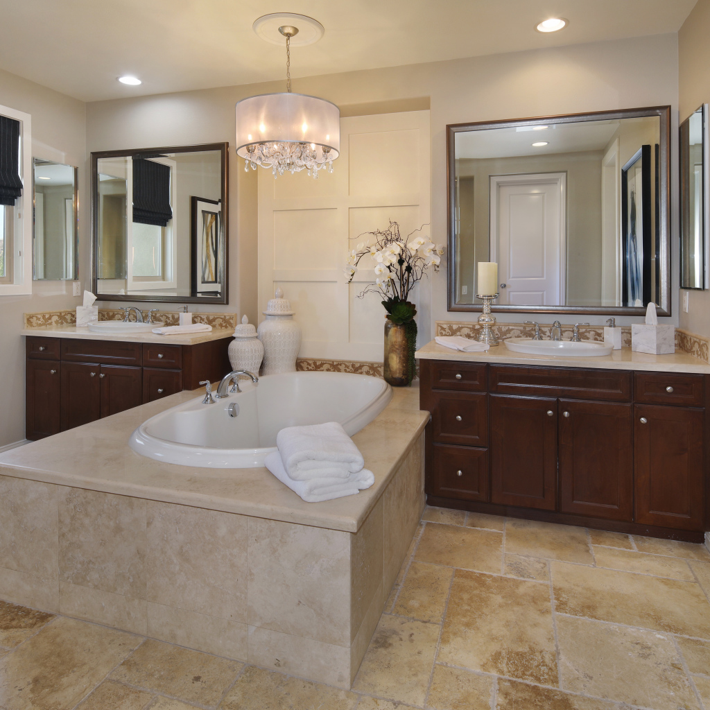 Большая белая ванная комната с зеркалами