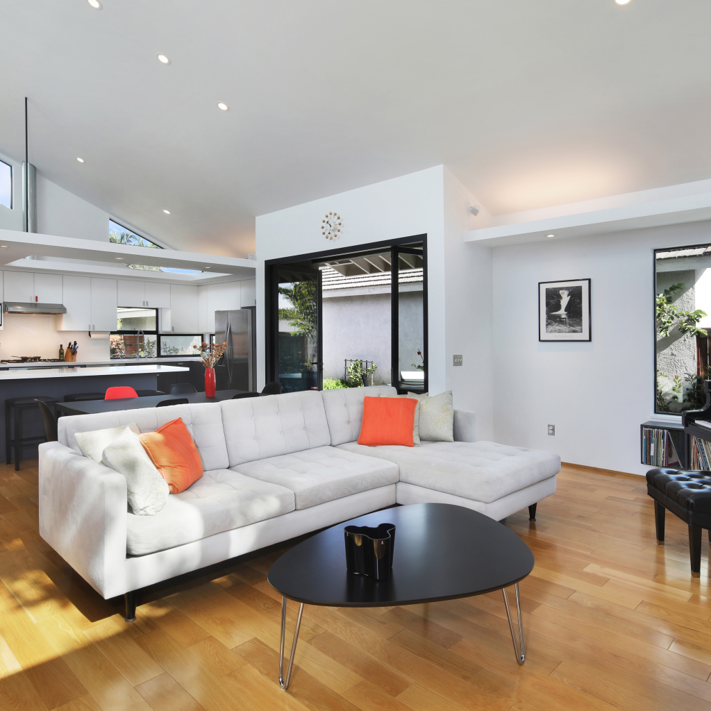 Большой белый диван в гостиной комнате с роялем