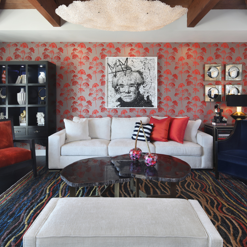 Большой белый диван в комнате с картиной на стене