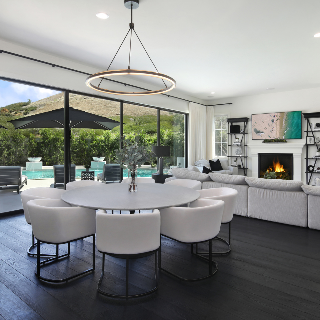 Большой белый стол в комнате с диваном и камином 