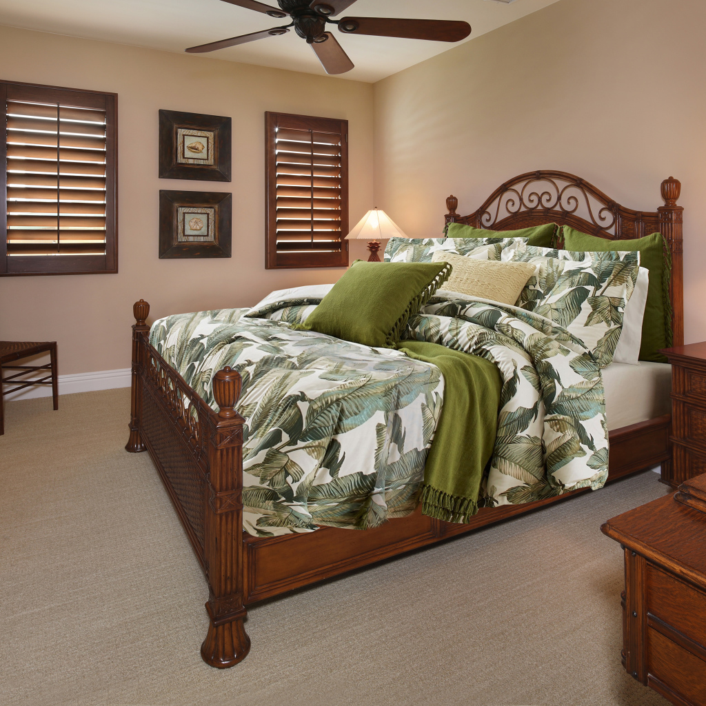 Большая деревянная кровать в спальне 