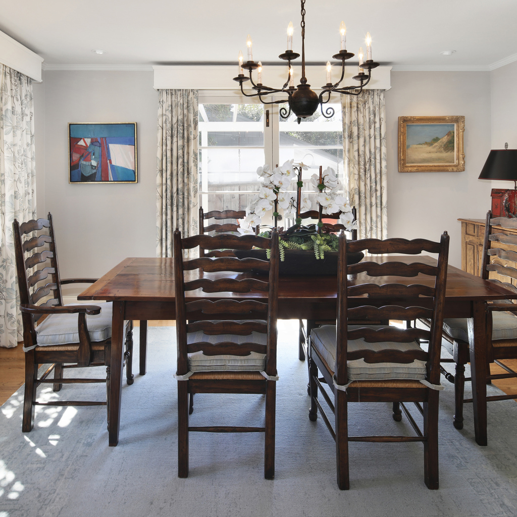 Большой деревянный стол в комнате с большими окнами