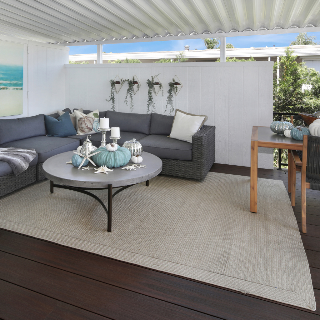 Гостиная комната с большим серым диваном