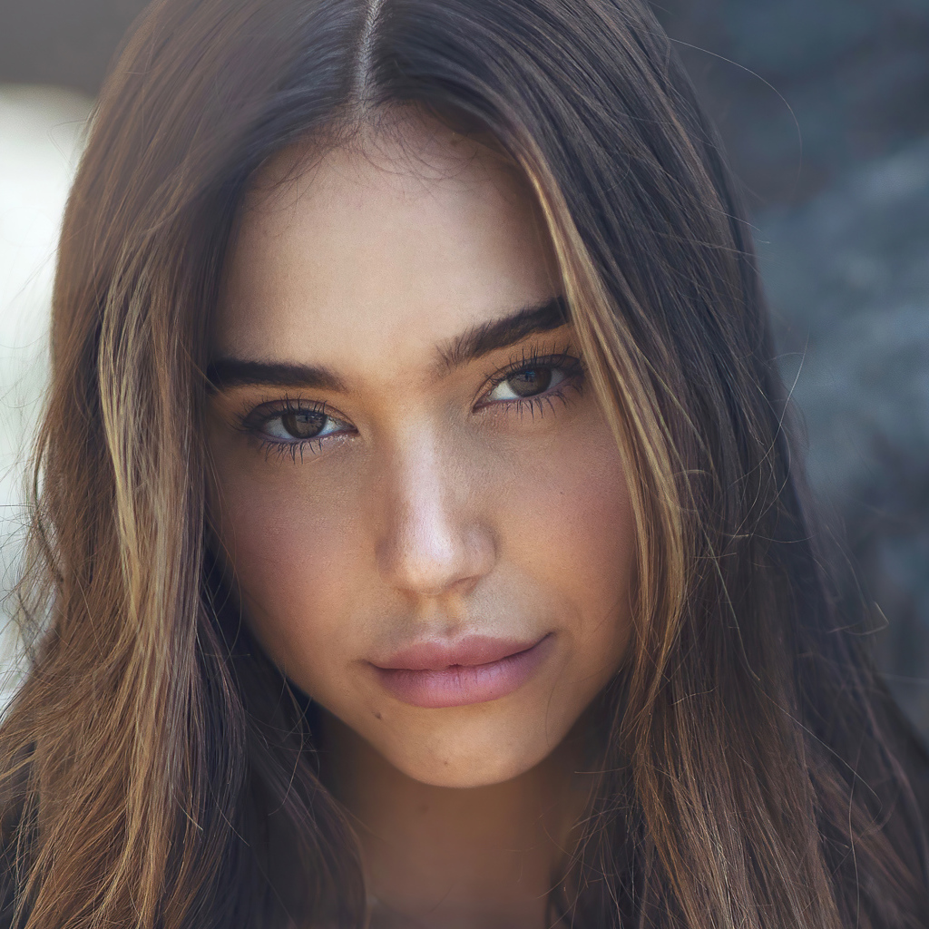 Длинноволосая актриса Алексис Рэн крупным планом