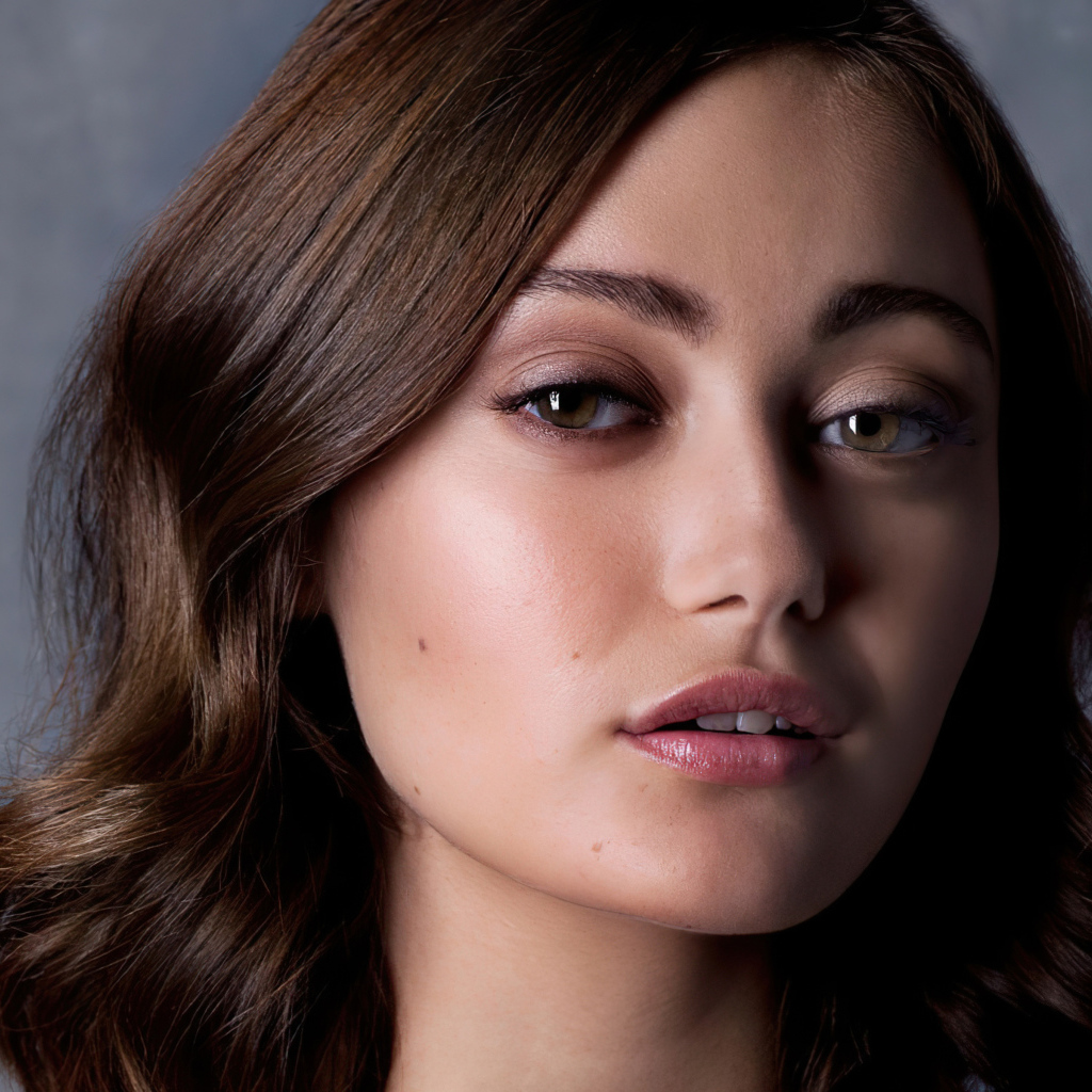 Милая девушка, британская актриса Элла Пернелл лицо крупным планом