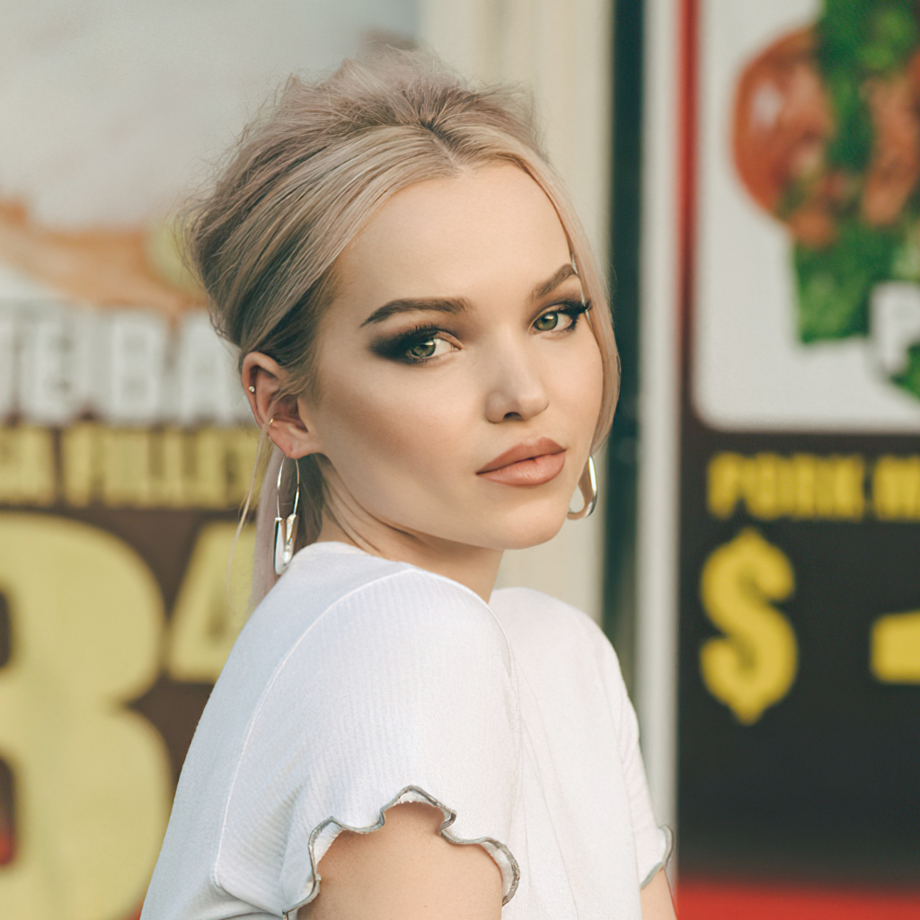 Милая девушка  блондинка, актриса Дав Кэмерон