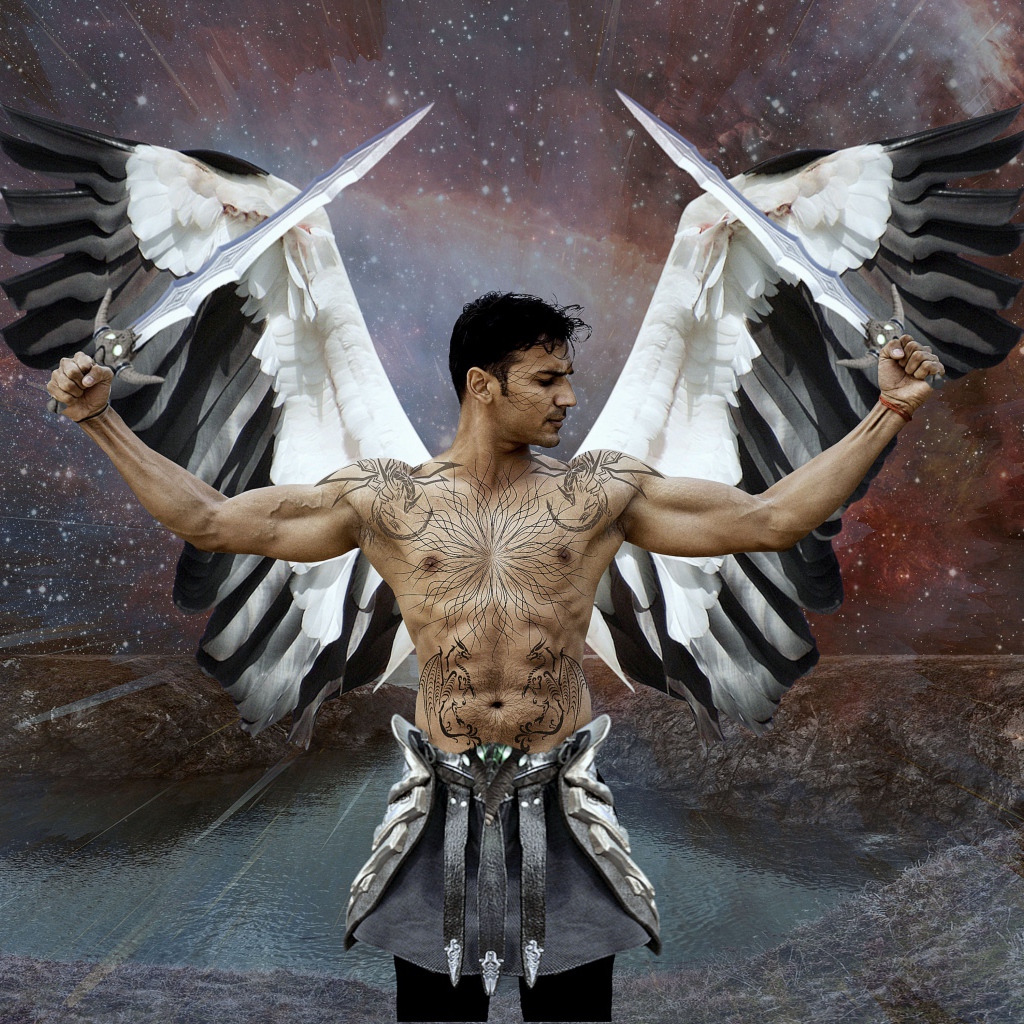 Мужчина боевой ангел с татуировками на теле 