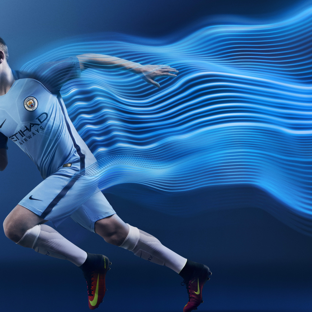 Мужчина футболист оставляет за собой неоновый след 