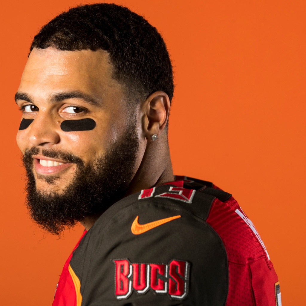 Мужчина с бородой, игрок в американский футбол Майк Эванс