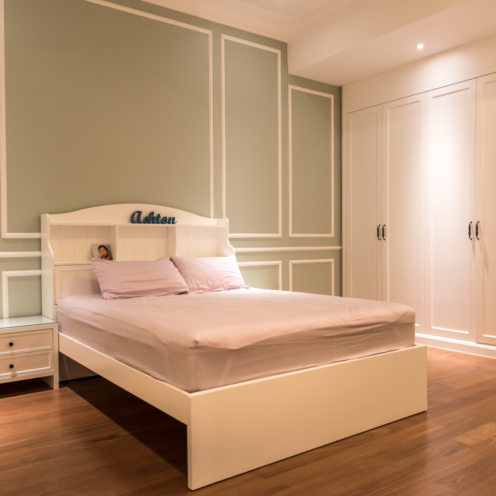 Спальная комната с белой кроватью в стиле минимализм