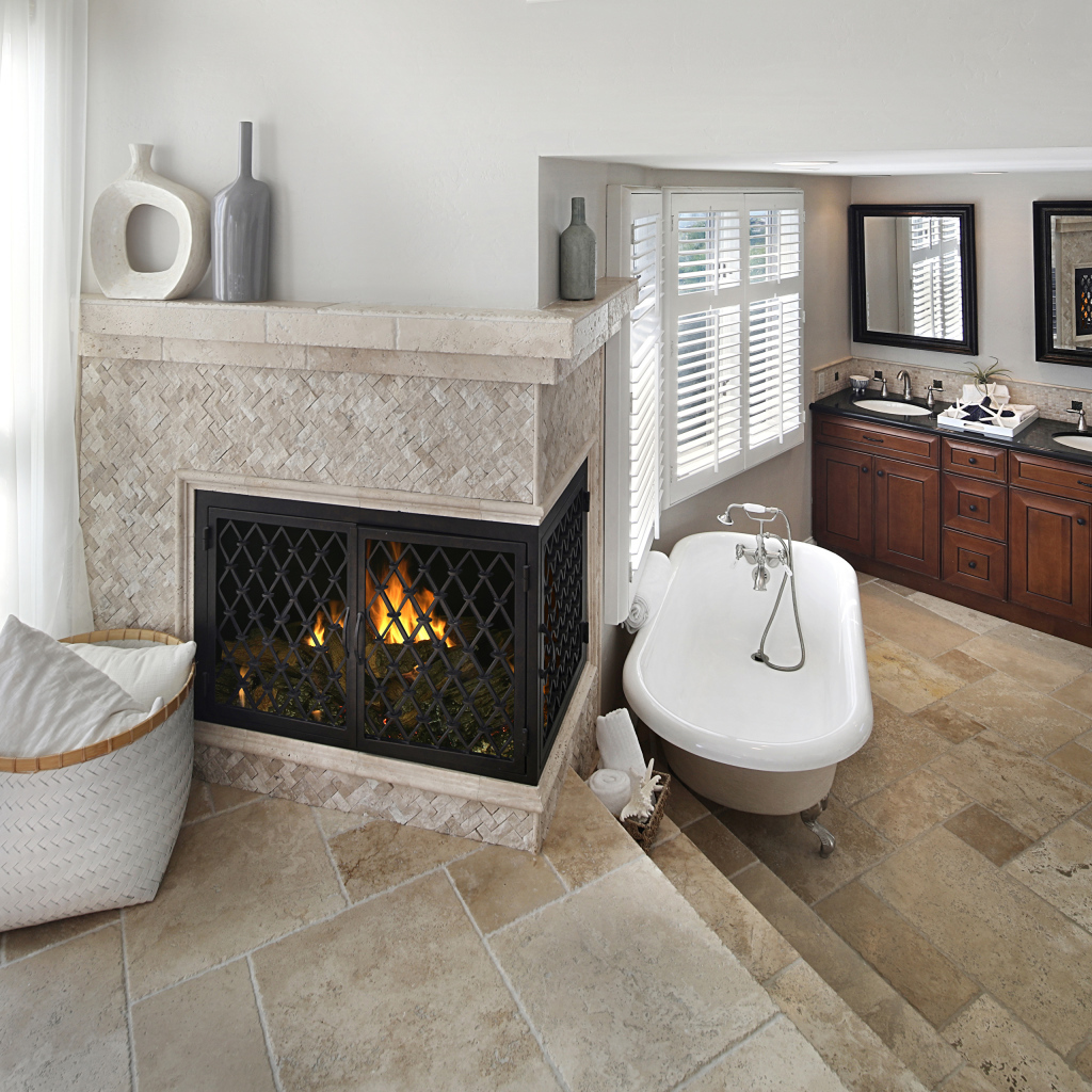 Современная квартира с просторной ванной и камином