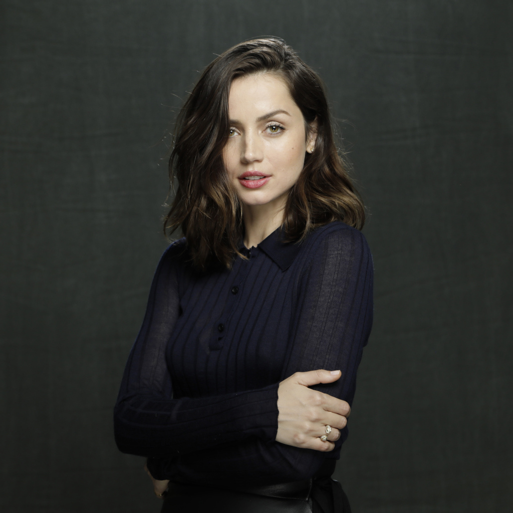 Скромная девушка, актриса Ана де Армас 