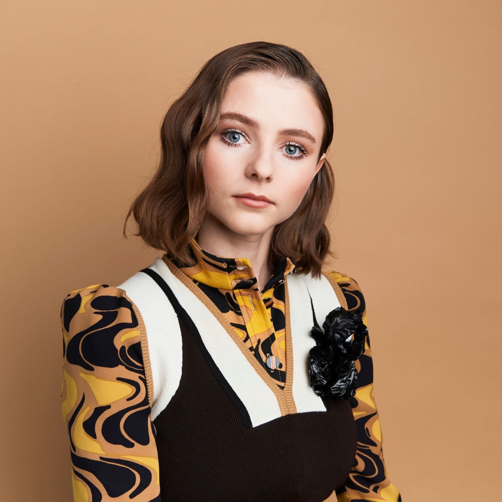 Новозеландская актриса Томасин Маккензи на коричневом фоне