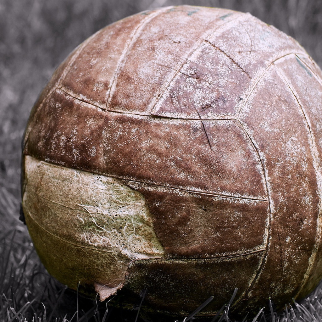 Старый мяч лежит на поле