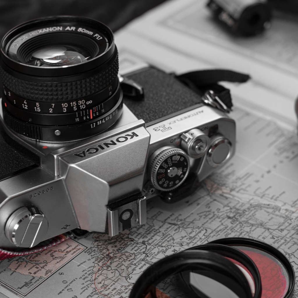 Старый фотоаппарат konica лежит на карте
