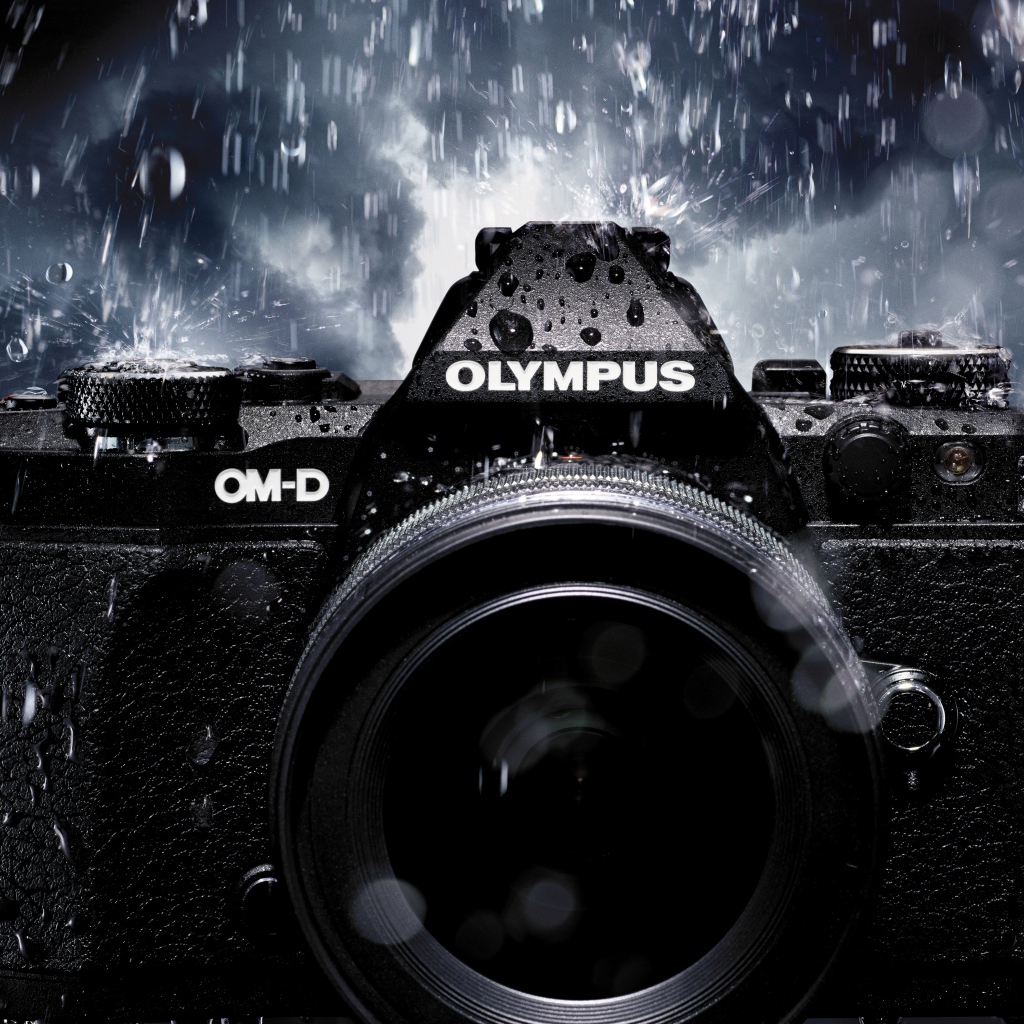Старый фотоаппарат olympus под дождем