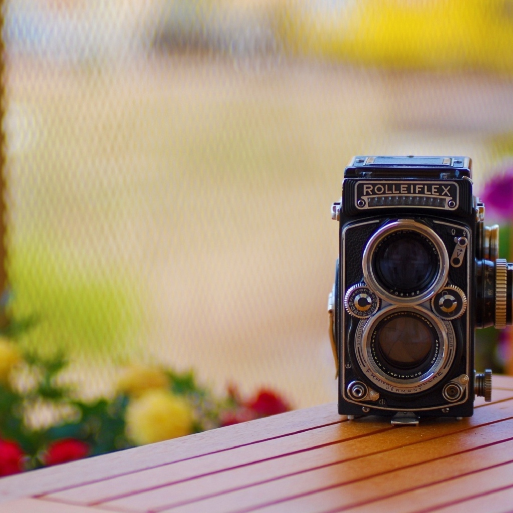 Старая камера rolleiflex на столе 