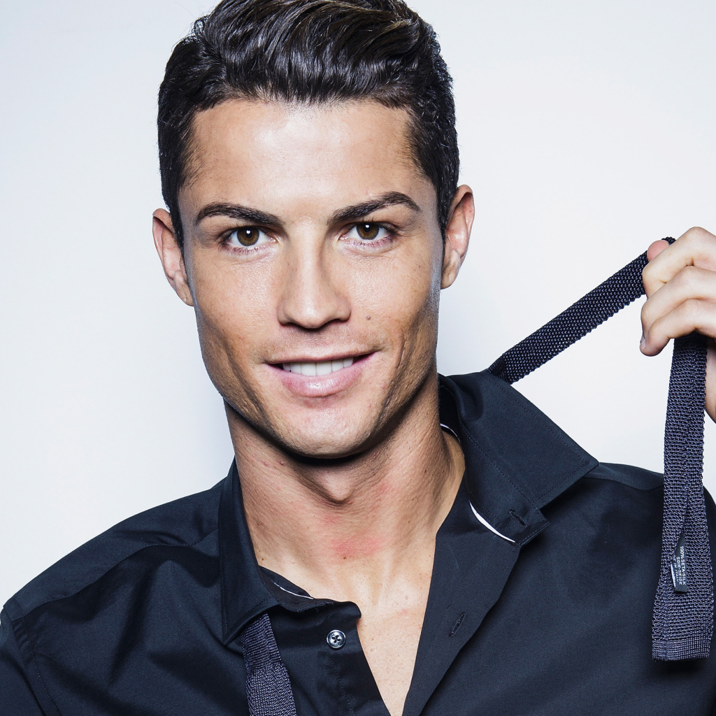 Популярный футболист Криштиану Роналду  с очаровательной улыбкой