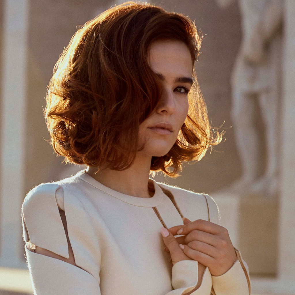 Рыжеволосая девушка, актриса Зои Дойч