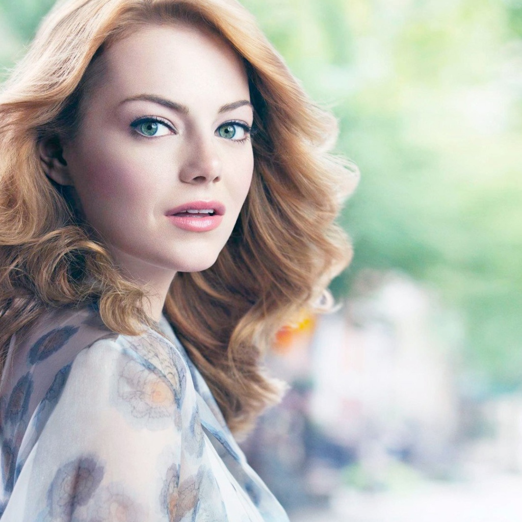 Рыжеволосая зеленоглазая девушка, актриса Эмма Стоун