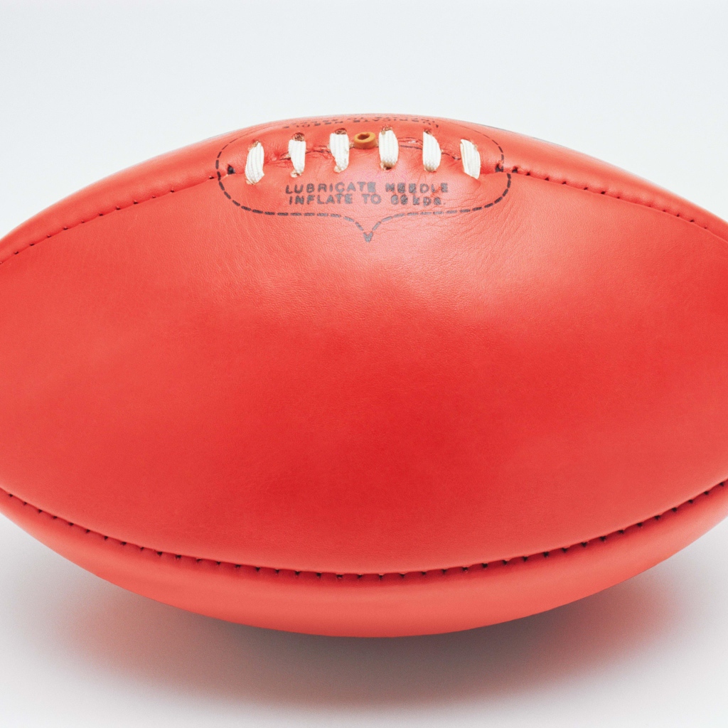 Красный мяч для американского футбола на белом фоне 