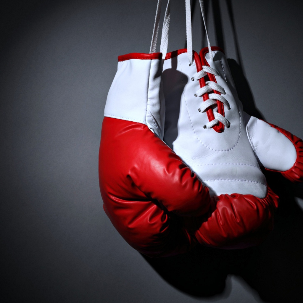 Красные боксерские перчатки на сером фоне