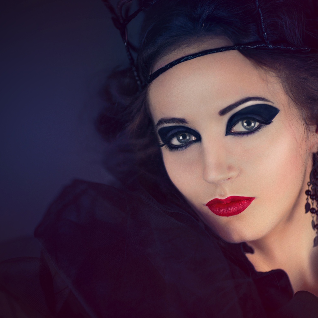 Девушка ретро в черном костюме 