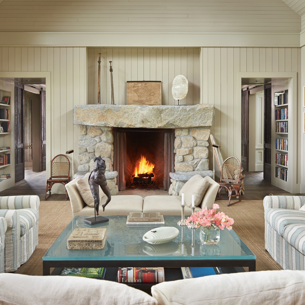 Богатый интерьер гостиной комнаты с камином