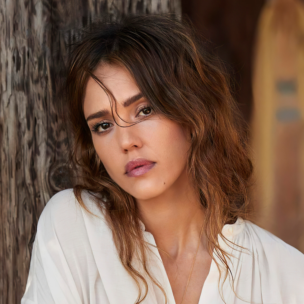 Грустная актриса Джессика Альба в белой рубашке 