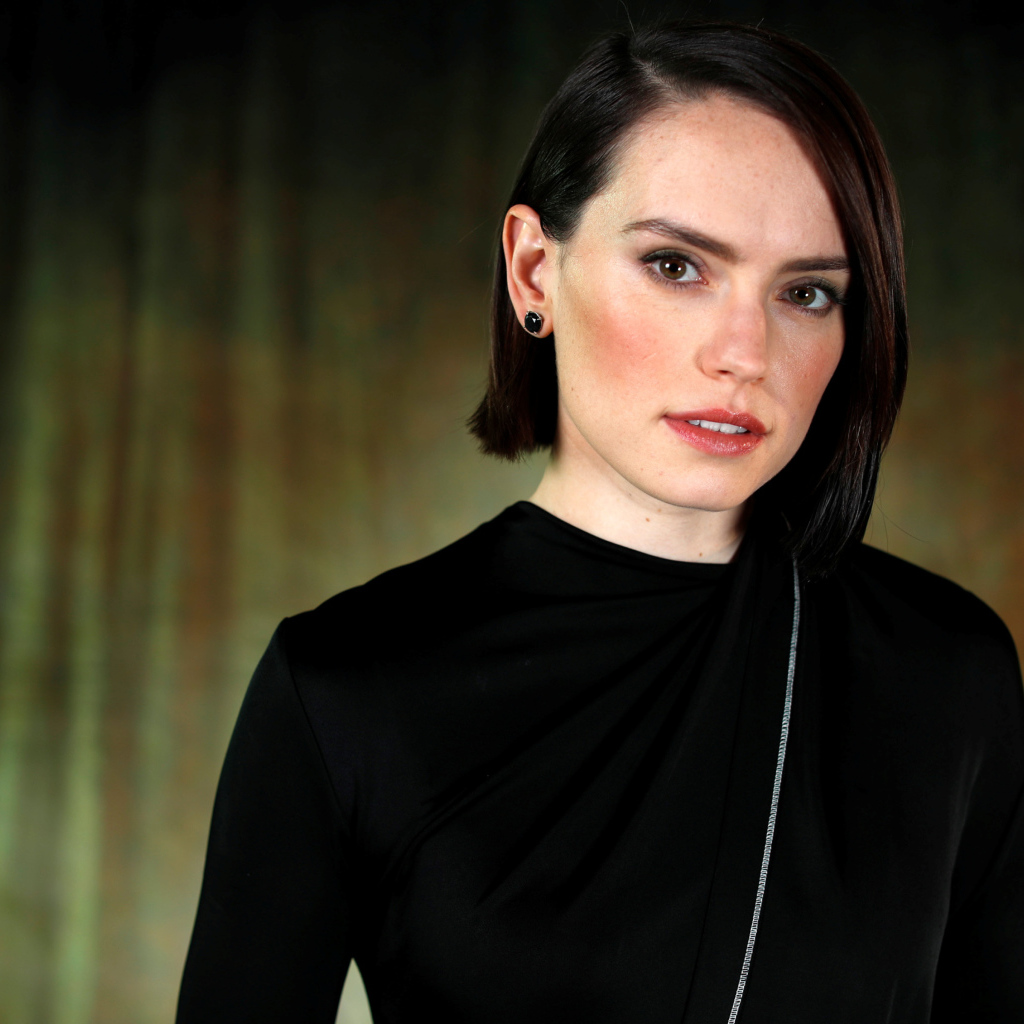 Актриса Дэйзи Ридли  с короткой стрижкой в черном платье