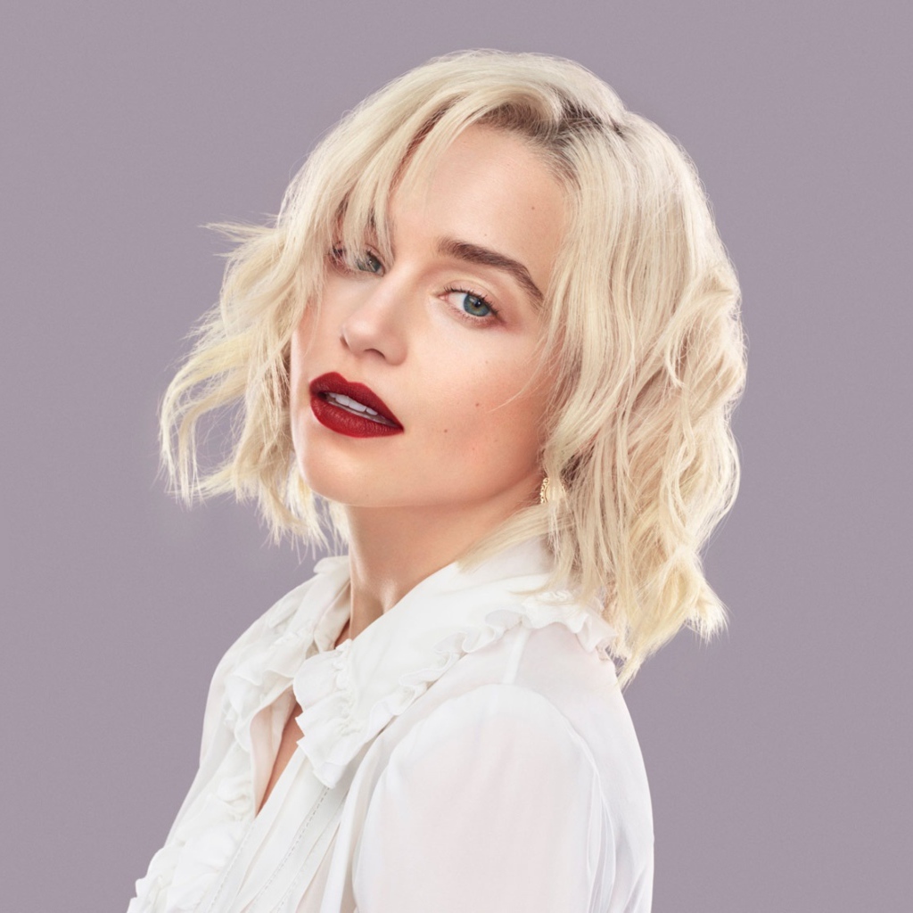 Эффектная блондинка, актриса Эмилия Кларк на сером фоне