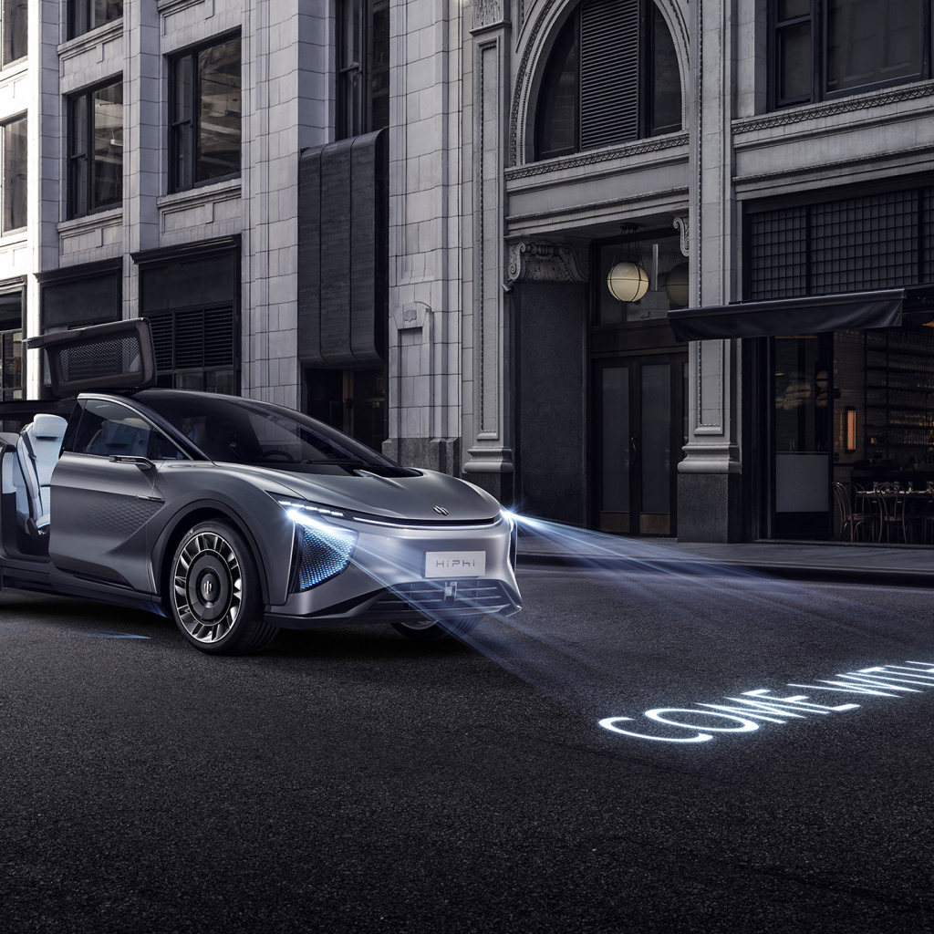 Серебристый электрокроссовер  HiPhi 1,  2020 года на улице города