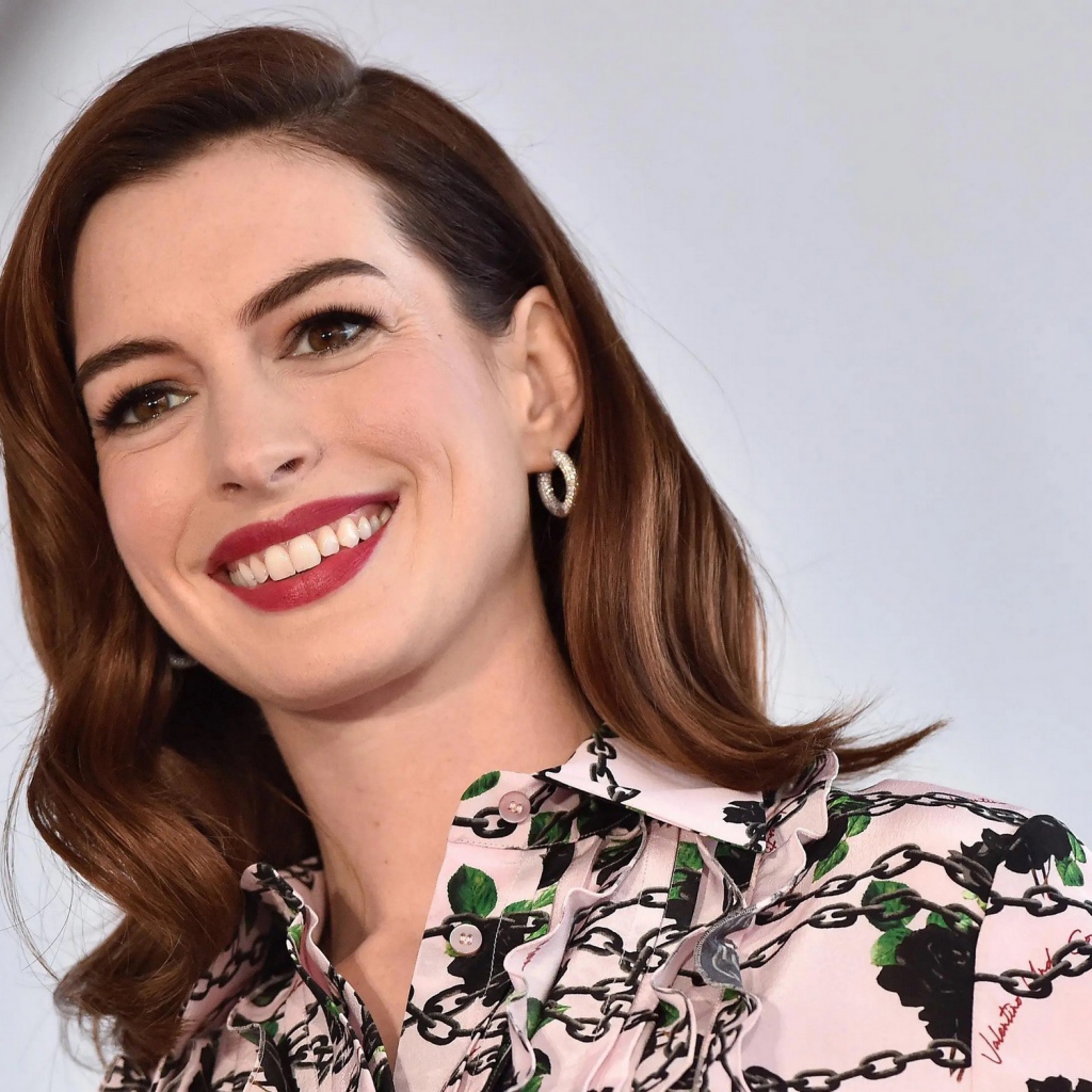 Улыбающаяся актриса Энн Хэтэуэй 