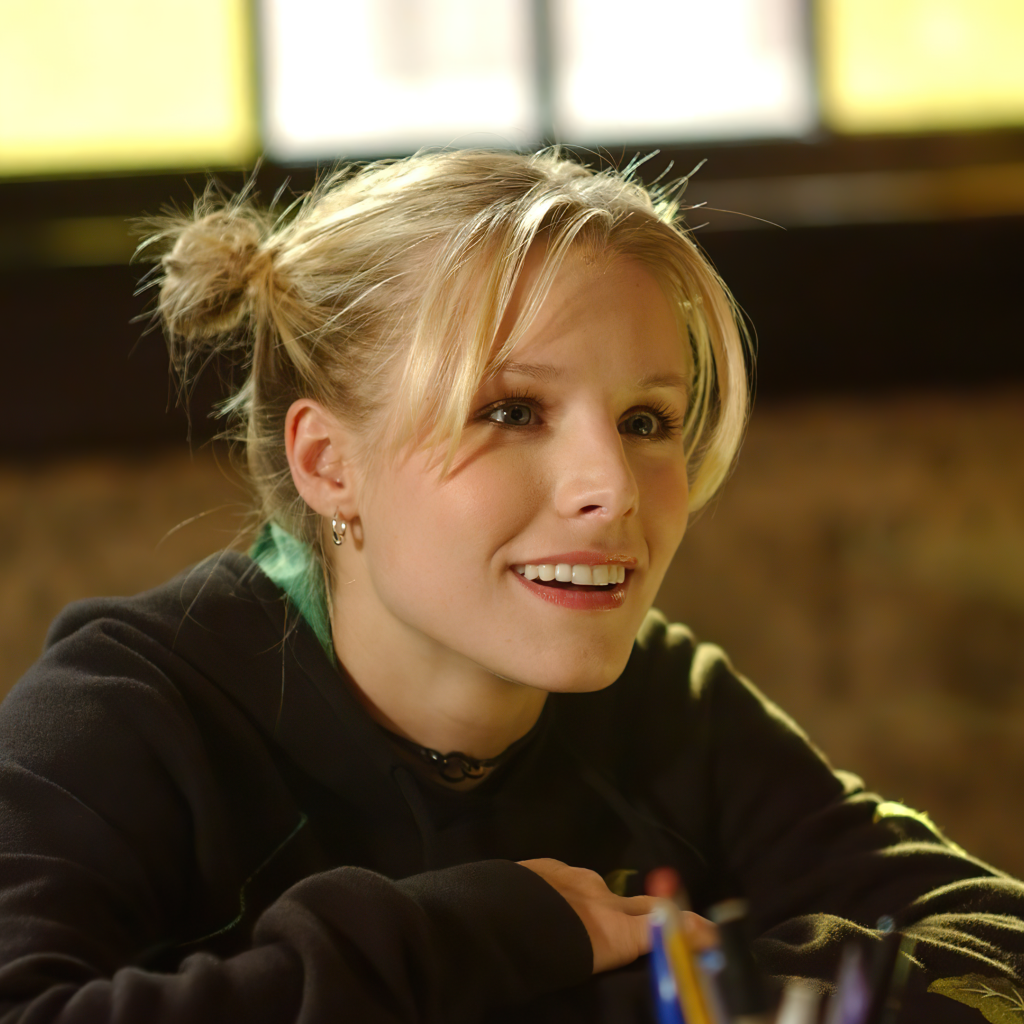 Улыбающаяся актриса Кристен Белл сидит в классе 