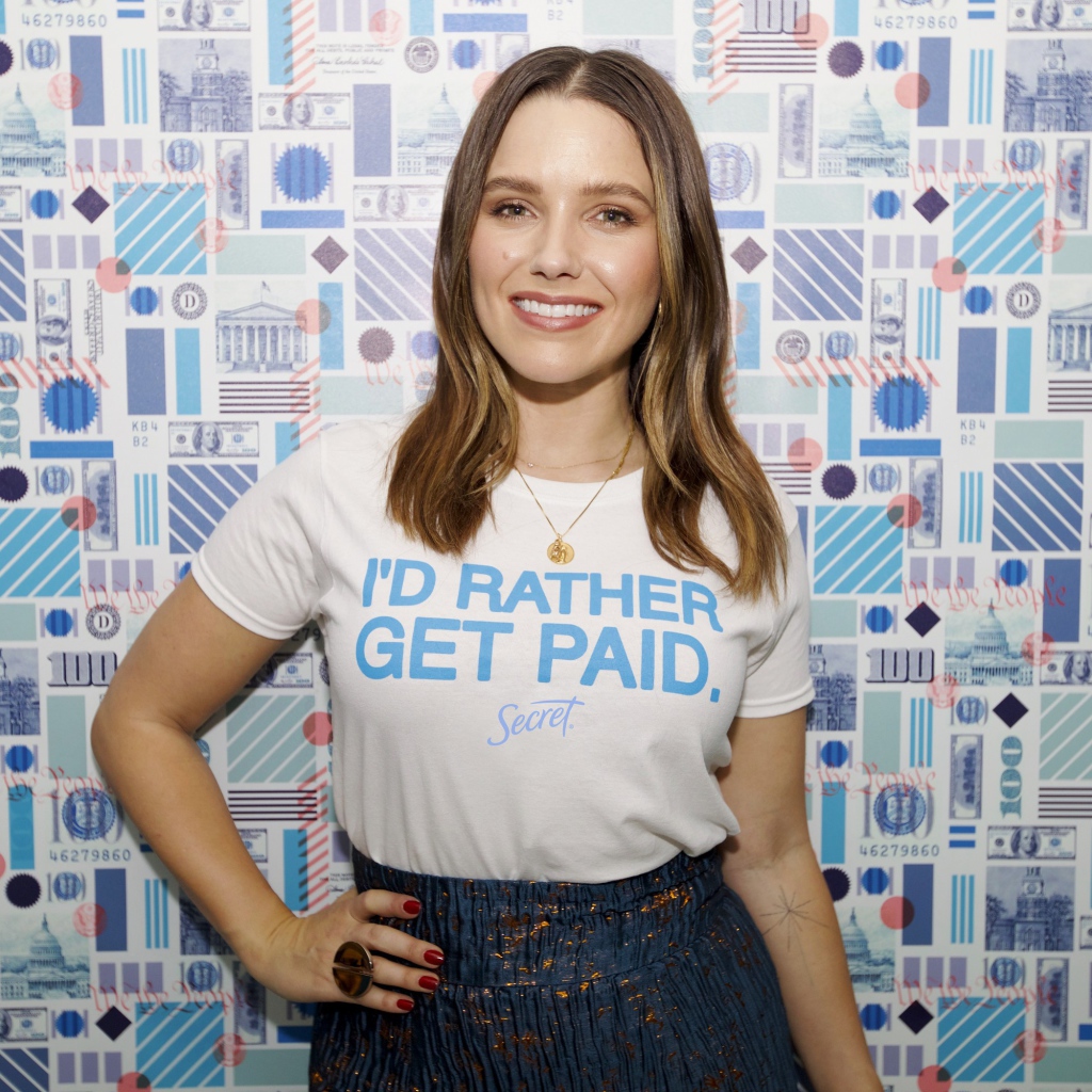 Улыбающаяся актриса София Буш у стены