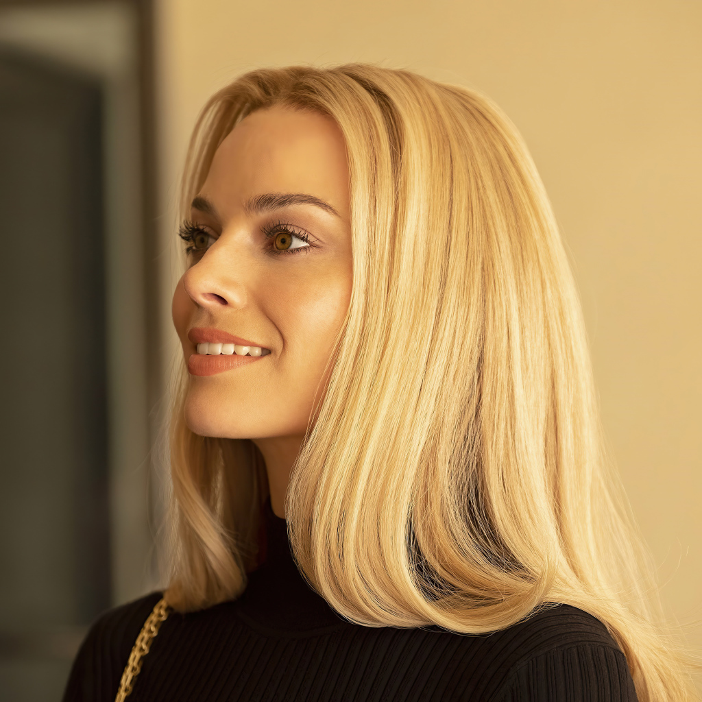 Улыбающаяся блондинка, актриса Марго Робби с карими  глазами