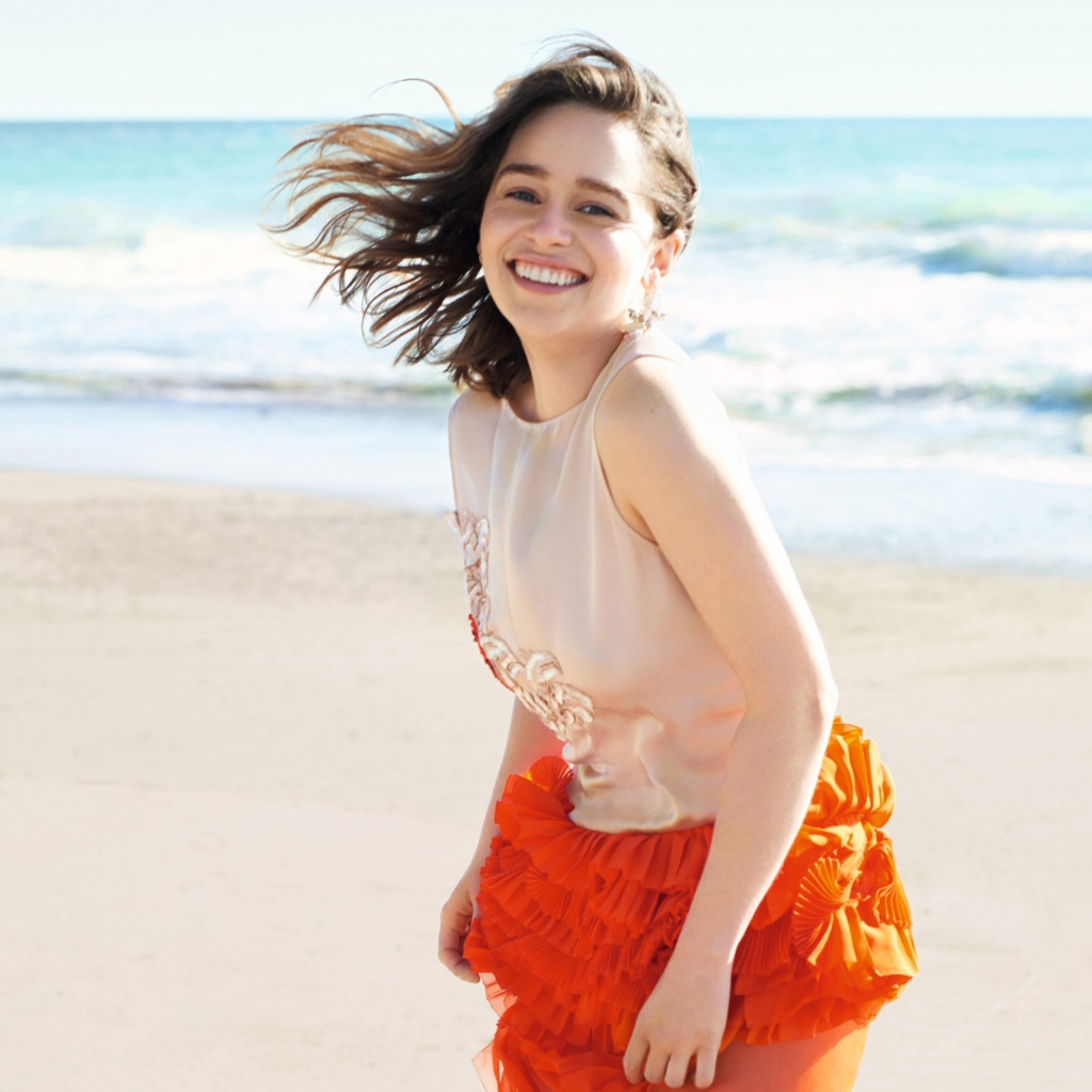 Улыбающаяся девушка, актриса Эмилия Кларк на фоне моря