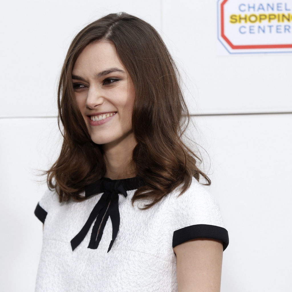 Улыбающаяся девушка, актриса Кира Найтли в платье