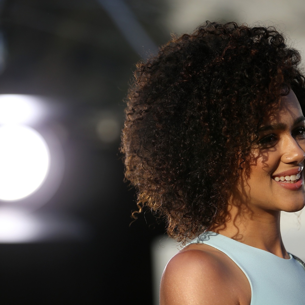 Улыбающаяся девушка, актриса  Натали Эммануэль